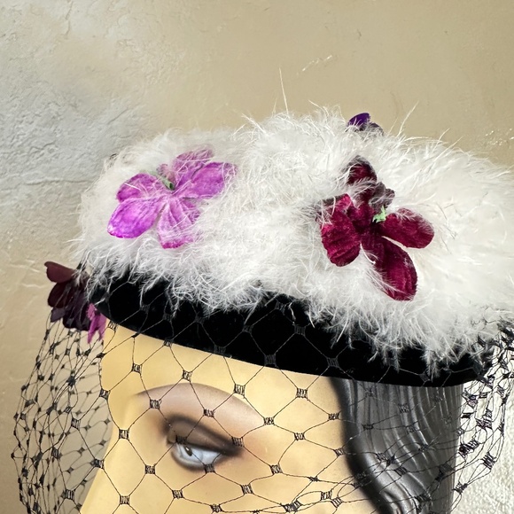 PRECIOUS 1950s\' WHITE FEATHER TAM - BLACK VELVET EDGING & PURPLE  \